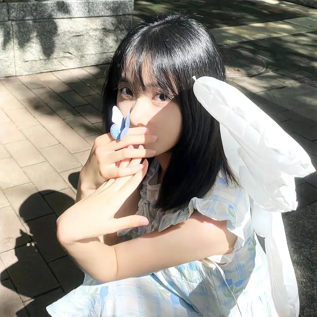 皎若云间月